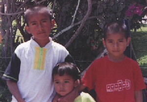 Jorge-Amando mit Brüdern